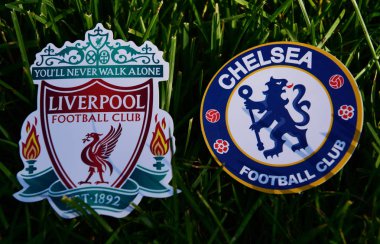 6 Eylül 2019 Londra, Uk. Yeşil çimlerin üzerinde İngiliz futbol kulüpleri Chelsea London ve Liverpool amblemleri.