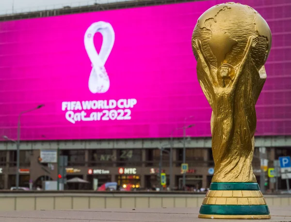 4 Eylül 2019, Moskova, Rusya. 2022 FIFA Dünya Kupası kupasının arka planındaki kupa kupasının kopyası, Katar 'da şehir merkezinde dev bir ekranda düzenlenecek..