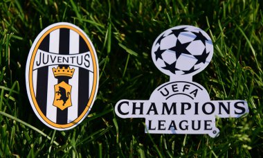 6 Eylül 2019 İstanbul, Türkiye. İtalyan futbol kulübü Juventus Torino 'nun amblemi, futbol sahasının yeşil çimlerinde Şampiyonlar Ligi logosunun yanında..