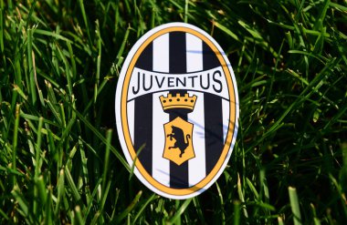 6 Eylül 2019 İstanbul, Türkiye. Futbol sahasının yeşil çimlerinde İtalyan futbol kulübü Juventus Torino 'nun amblemi..