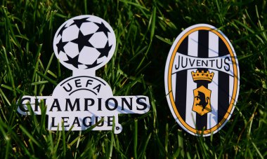 6 Eylül 2019 İstanbul, Türkiye. İtalyan futbol kulübü Juventus Torino 'nun amblemi, futbol sahasının yeşil çimlerinde Şampiyonlar Ligi logosunun yanında..