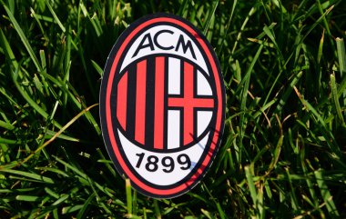 6 Eylül 2019 İstanbul, Türkiye. Futbol sahasının yeşil çimlerinde İtalyan futbol kulübü Milan 'ın amblemi..