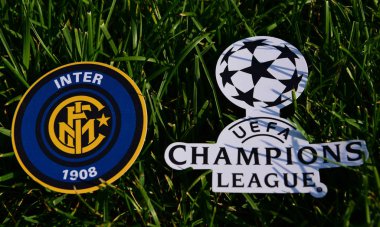6 Eylül 2019 İstanbul, Türkiye. İtalyan futbol kulübü Internazionale Milan 'ın amblemi. Futbol sahasının yeşil çimlerinde Şampiyonlar Ligi logosunun yanında..