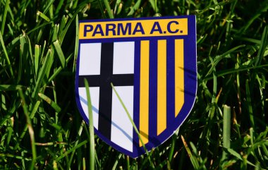 6 Eylül 2019 İstanbul, Türkiye. Futbol sahasının yeşil çimlerinde İtalyan futbol kulübü Parma 'nın amblemi..