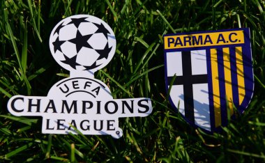 6 Eylül 2019 İstanbul, Türkiye. Futbol sahasının yeşil çimlerinde Şampiyonlar Ligi logosunun yanındaki İtalyan futbol kulübü Parma 'nın amblemi..