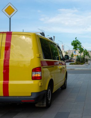 Moskova 'nın merkezindeki işlek bir caddede acil durum arabası servisi..