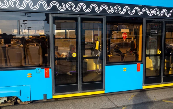 März 2019 Moskau Russland Eine Blu Straßenbahn Auf Einer Belebten — Stockfoto