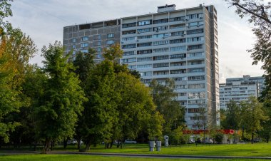 Bir yaz günü Moskova 'da bir yerleşim bölgesinde çok katlı bir bina..
