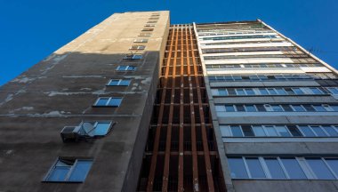 Çok katlı bir apartmanın harap olmuş dış cephesi. Tepeden tırnağa.