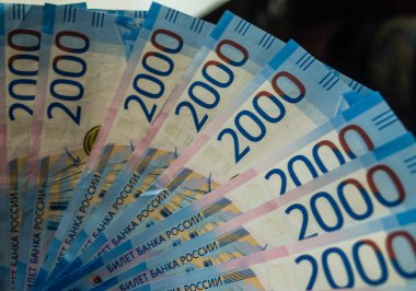 Genç bir adamın elinde 2000 ruble banknot hayranıyım..