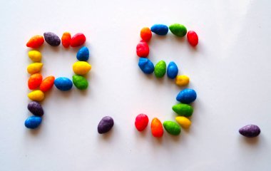 Not: Parlak, parlak bir yüzeye çok renkli drenajlarla işlenmiş..