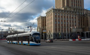 1 Nisan 2019 Moskova, Rusya. Moskova 'daki üç istasyonun meydanındaki Leningradskaya Oteli' nin arka planındaki tramvay..