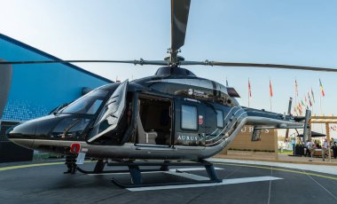30 Ağustos 2019 Zhukovsky, Rusya. Aurus dizaynındaki Ansat helikopteri MAKS-2019 Uluslararası Havacılık ve Uzay Salonu 'nda..