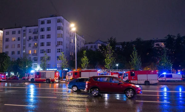 2019年5月15日 俄罗斯莫斯科 火灾发生地公寓楼院子里的消防车 雨天夜里 — 图库照片