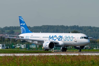 30 Ağustos 2019. Zhukovsky, Rusya. Uluslararası Havacılık ve Uzay Salonu MAKS 2019 'da orta menzilli Rus yolcu uçağı Irkut MC-21 vaat ediyor..