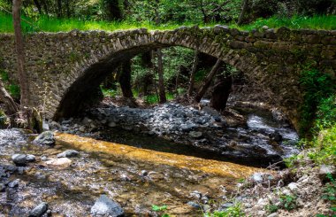 Kıbrıs adasındaki Troodos dağlarındaki antik Venedik köprüsü.
