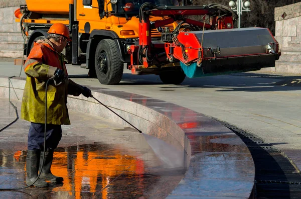Empregado Dos Serviços Municipais Lavar Fonte Após Inverno — Fotografia de Stock
