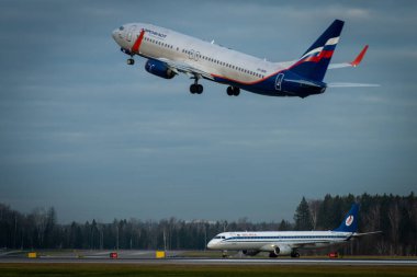 29 Ekim 2019, Moskova, Rusya. Uçak Embraer Erj-195 Belavia Havayolları Moskova 'daki Sheremetyevo havaalanında.