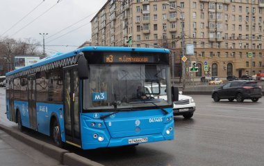 10 Mart 2019 Moskova, Rusya. Moskova 'da bir caddede mavi otobüs.