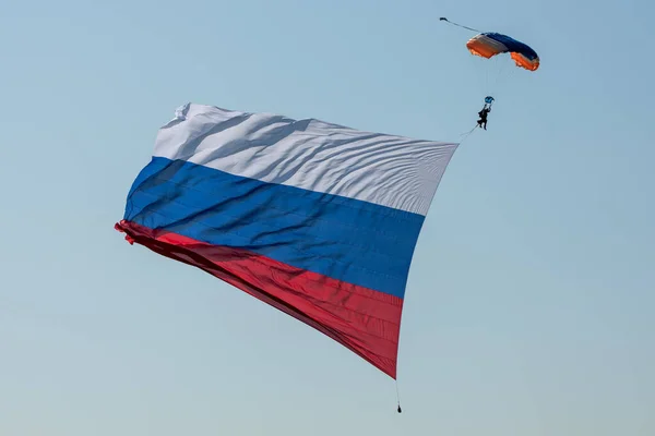 Скайдайвер Небе Гигантским Флагом России Фоне Синего Неба — стоковое фото