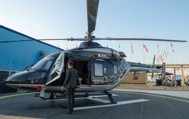 30 Ağustos 2019 Zhukovsky, Rusya. Aurus dizaynındaki Ansat helikopteri MAKS-2019 Uluslararası Havacılık ve Uzay Salonu 'nda..