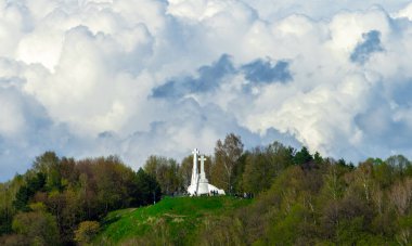 27 Nisan 2018 Vilnius, Litvanya. Üç beyaz beton haç şeklinde üç haç Anıtı.