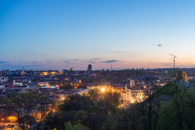 27 Nisan 2018 Vilnius, Litvanya. Geceleyin Three Cross Dağı 'ndan Vilnius' un eski şehrine bakın..