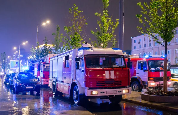 Пожежні Машини Дворі Багатоквартирного Будинку Сталася Пожежа Вночі Під Час — стокове фото