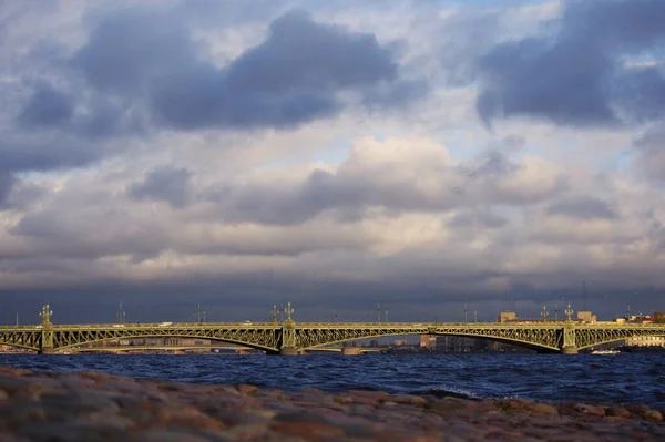 サンクトペテルブルクのトリニティ橋とネヴァ川 — ストック写真