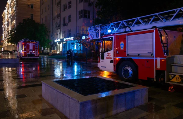 Mai 2019 Moscou Russie Pompiers Dans Cour Immeuble Incendie Est — Photo