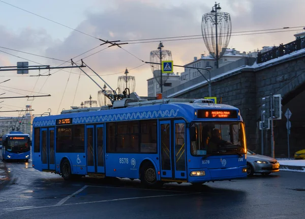 Января 2018 Москва Россия Голубой Автобус Улице Москве — стоковое фото