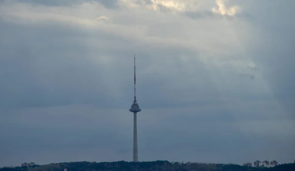 Mavi Gökyüzünün Arka Planında Vilnius Kulesinin Silueti — Stok fotoğraf