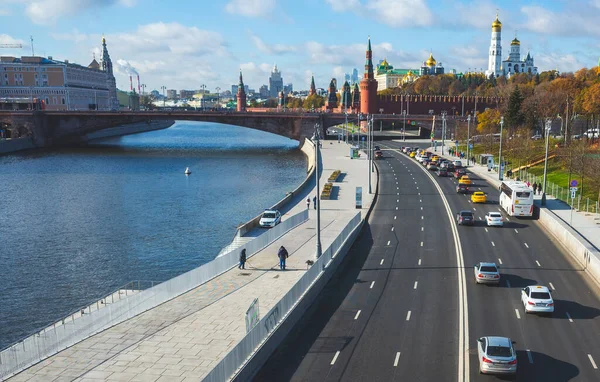 October 2017 Moscow Russia Cars Moskvoretskaya Embankment Zaryadye Park View — Stock Photo, Image