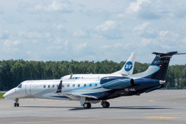 2 Temmuz 2019, Moskova, Rusya. Uçak Embraer ERJ-135 Avcon Jet Moskova 'daki Vnukovo havaalanında.