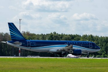 2 Temmuz 2019, Moskova, Rusya. Airbus A320-200 AZAL Azerbaycan Havayolları Moskova 'daki Vnukovo havaalanında.