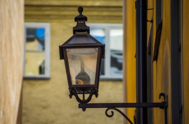 Stockholm 'deki Old Town sokaklarından birinde Retro Lantern var..