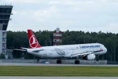 2 Temmuz 2019, Moskova, Rusya. Airplane Airbus A321-200 Türk Hava Yolları Moskova 'daki Vnukovo havaalanında.