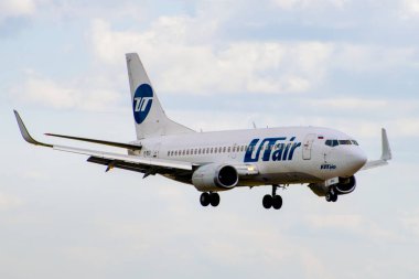 2 Temmuz 2019, Moskova, Rusya. Boeing 737-500 UTair Havacılık Havayolları Moskova 'daki Vnukovo havaalanında..