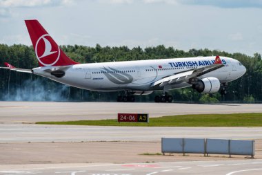 2 Temmuz 2019, Moskova, Rusya. Airplane Airbus A330-200 Türk Hava Yolları Moskova 'daki Vnukovo havaalanında.