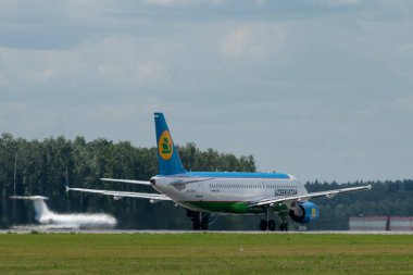 2 Temmuz 2019, Moskova, Rusya. Airbus A320-200 Özbekistan Havayolları Moskova 'daki Vnukovo havaalanında.