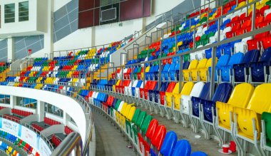 22 Ekim 2017. Moskova, Rusya. Moskova 'daki MEGASPORT Spor Sarayı tribünlerinde renkli sandalyeler.