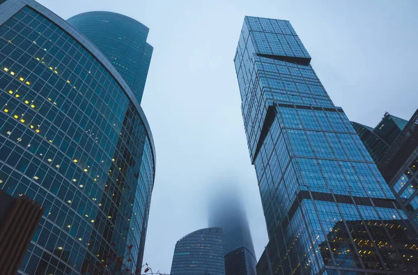 Wolkenkratzer Des Bürozentrums Aus Glas Und Beton Dichten Nebelschwaden — Stockfoto