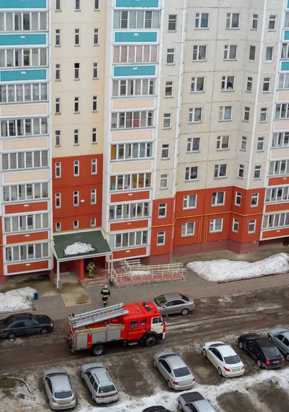 Пожежний Двигун Дворі Багатоповерхового Житлового Будинку Взимку — стокове фото