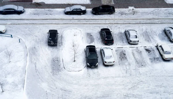 Vista Superior Carros Estacionados Cobertos Neve Pátio Edifício Residencial Vários — Fotografia de Stock