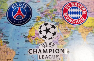 20 Ağustos 2020 Lizbon, Portekiz. 2019 / 2020 UEFA Şampiyonlar Ligi finalistleri FC Bayern Münih ve Paris Saint-Germain F.C. Avrupa haritasının arka planına karşı.