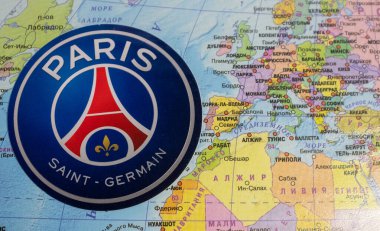20 Ağustos 2020 Lizbon, Portekiz. 2019 / 2020 UEFA Şampiyonlar Ligi finalisti Paris Saint-Germain F.C. Avrupa haritasının arka planına karşı.