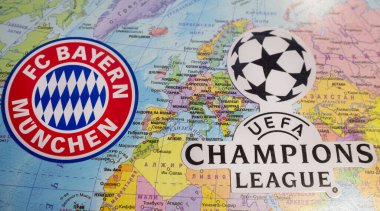 20 Ağustos 2020 Lizbon, Portekiz. 2019 / 2020 UEFA Şampiyonlar Ligi finalisti FC Bayern Münih 'in amblemleri Avrupa haritasının arka planına karşı.