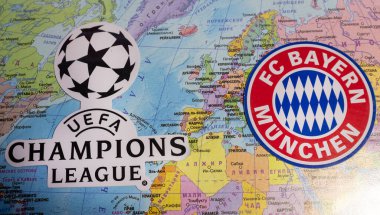 20 Ağustos 2020 Lizbon, Portekiz. 2019 / 2020 UEFA Şampiyonlar Ligi finalisti FC Bayern Münih 'in amblemleri Avrupa haritasının arka planına karşı.