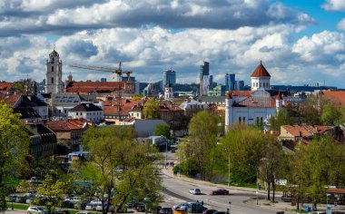 27 Nisan 2018 Vilnius, Litvanya, Vilnius, Vilnius 'un en tepeden görünüşü.