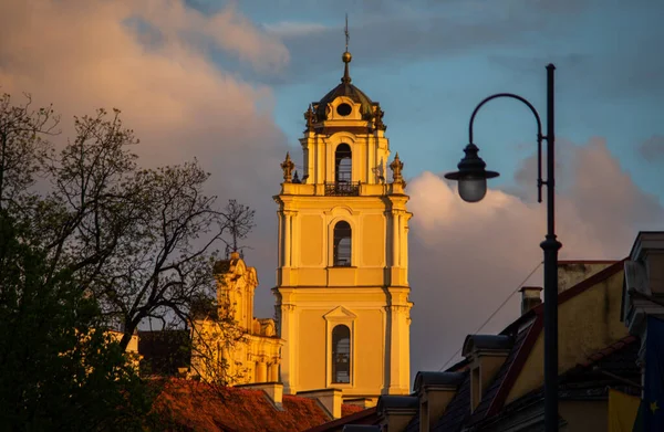 2018年4月27日リトアニアのヴィリニュス ヴィリニュスの通りの一つにある中世の教会 — ストック写真